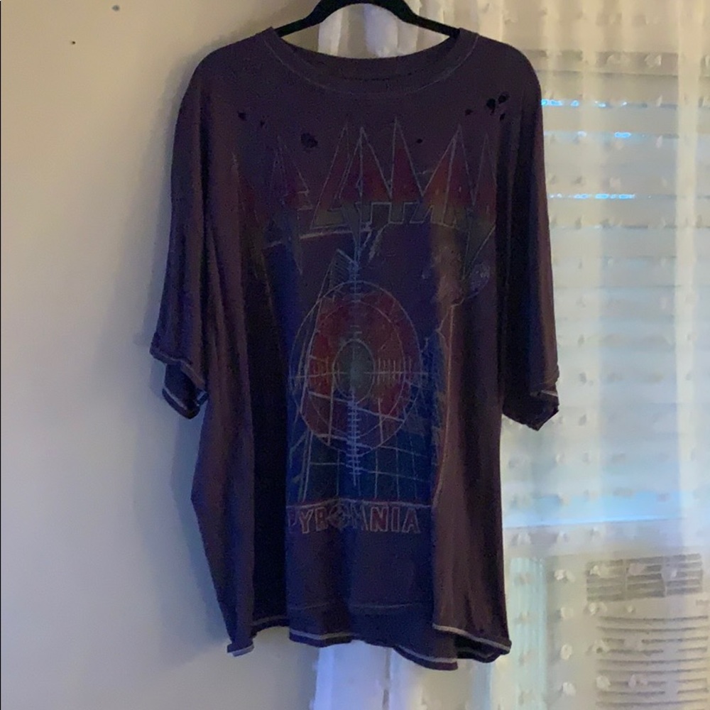 distressed def leppard tee